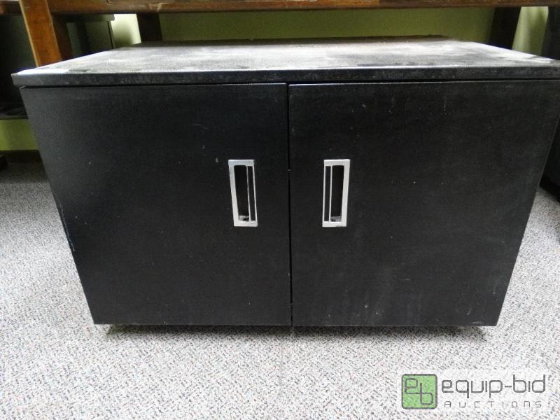 lot 772 image: Metal Cabinet With 2 Doors And No Wheels....