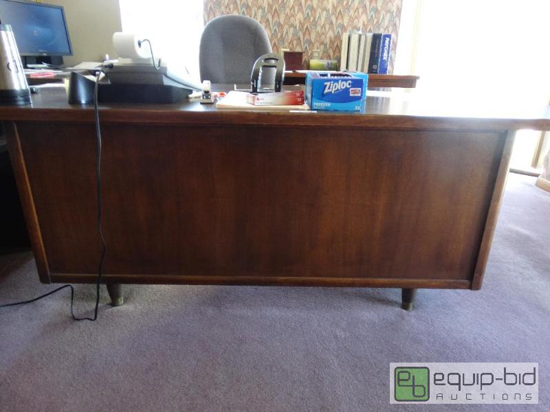 lot 791 image: Desk....