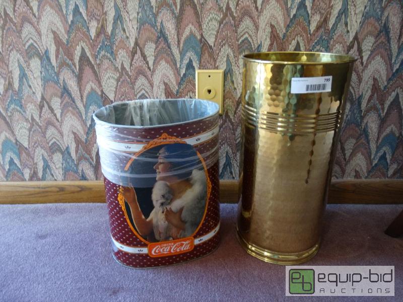lot 799 image: 3 - Trash cans....
