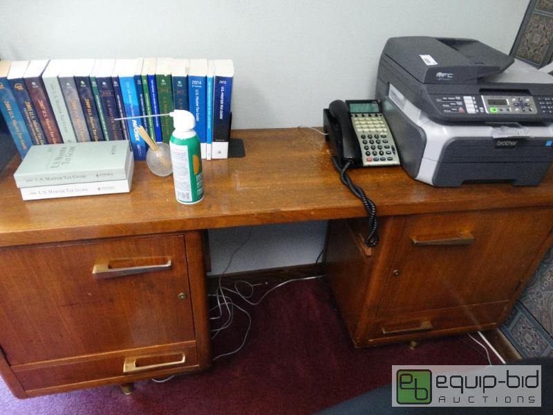lot 804 image: Desk....