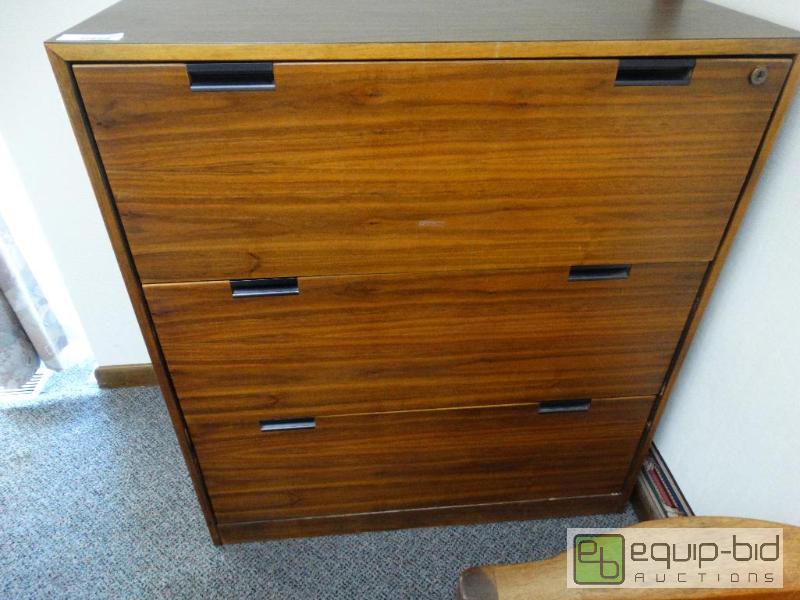 lot 811 image: Wooden 3 Drawer File Cabinet No Key....