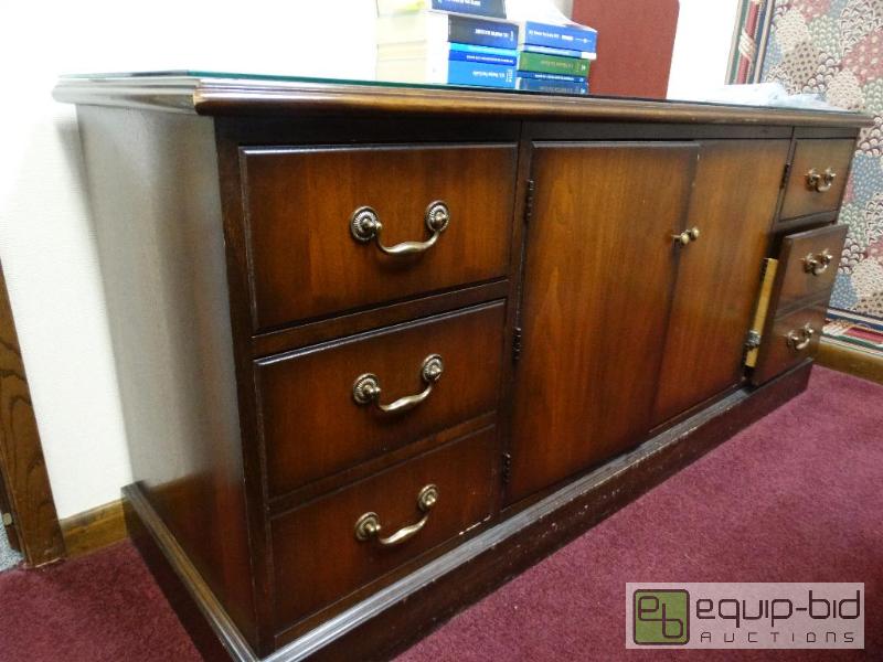 lot 817 image: Nice Cabinet With Glass Top &amp Contents....
