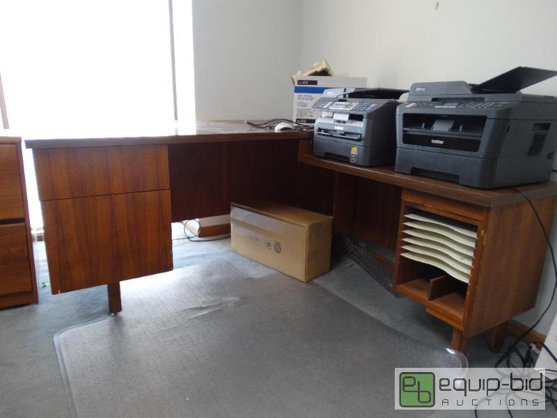 lot 831 image: Corner Desk....