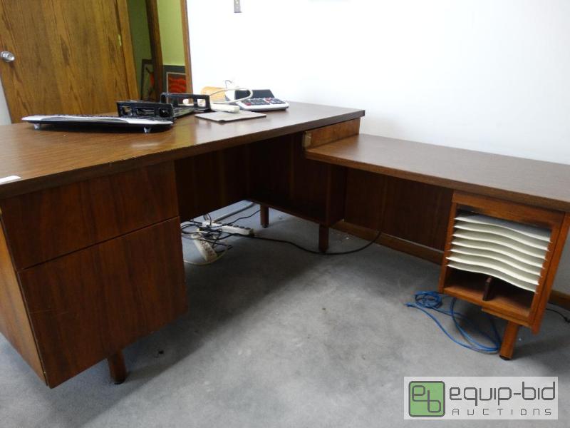 lot 838 image: Corner Desk With Content....