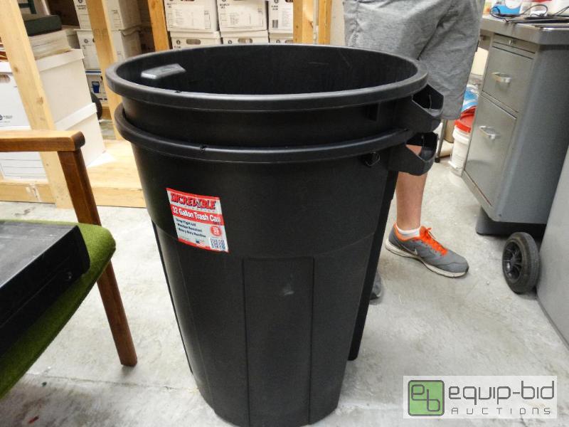 lot 879 image: 2 Plastic Garbage Cans With Lids....