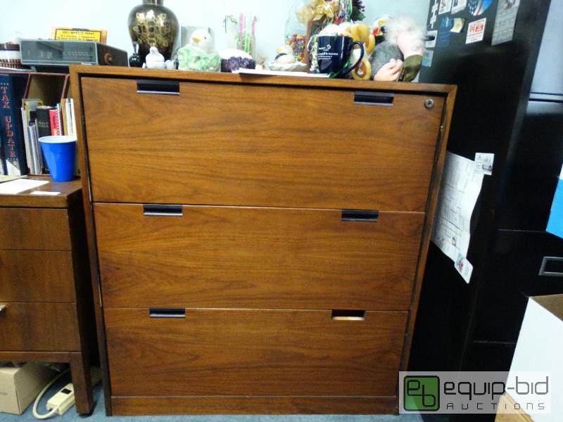 lot 901 image: Wooden 3 Drawer File Cabinet No Contents....