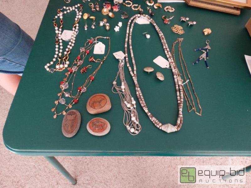 lot 2233 image: Lot of various costume jewelry....
