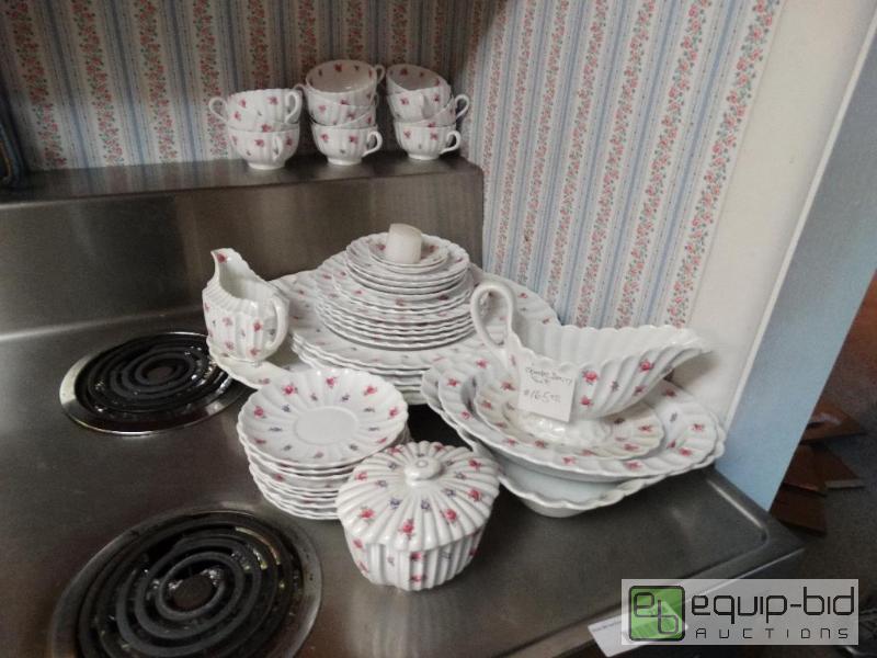 lot 2268 image: Large set of Spode Copelands china. England. ...