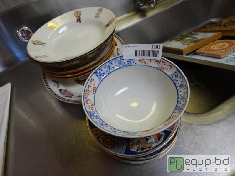 lot 2283 image: Large lot of Oriental design dishes....