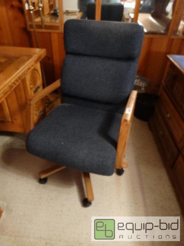 lot 2300 image: Upholstered swivel office chair on casters an...