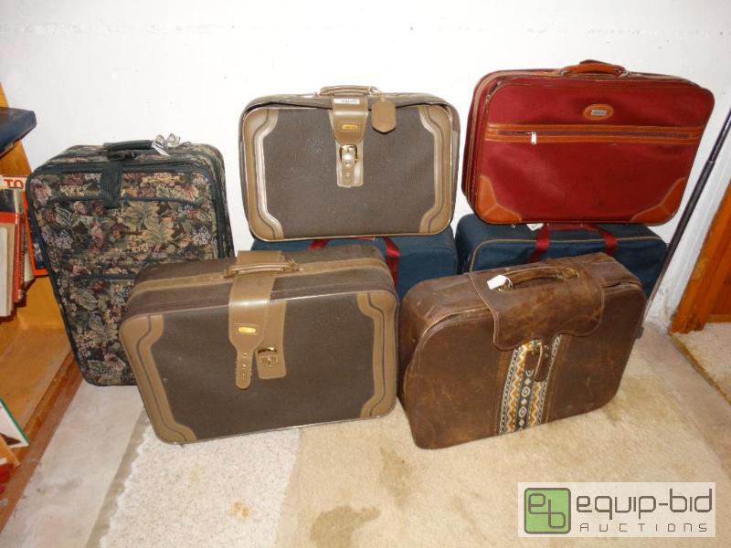 lot 2321 image: Lot of 7 pieces of various luggage....