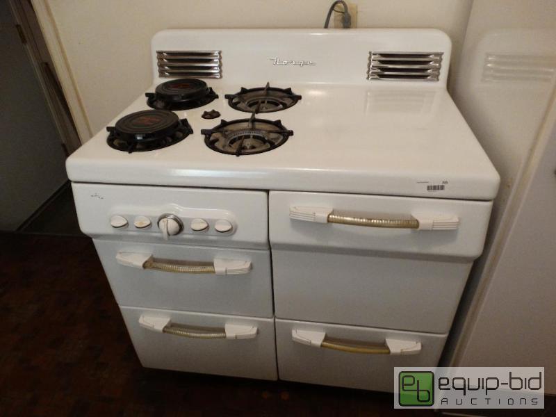 Vintage gas range with oven. It comes ***RUSH***Nice
