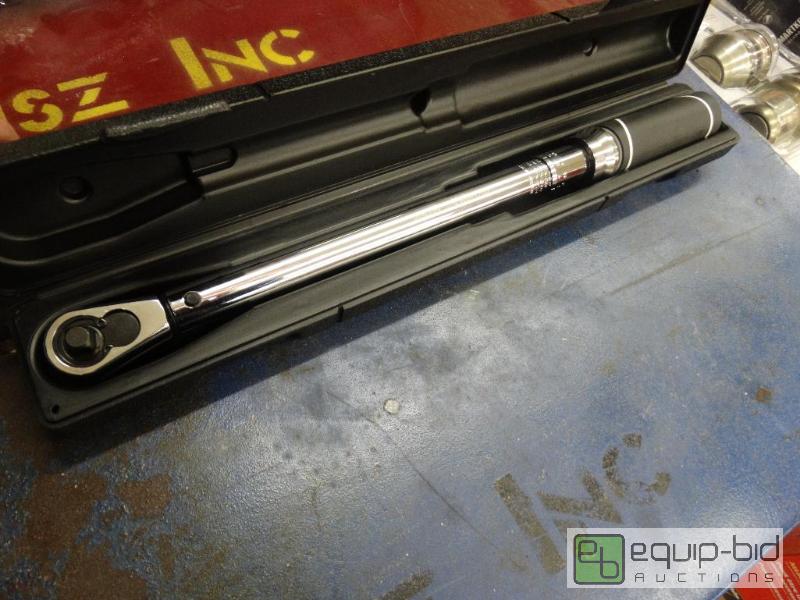 lot 18 image: Husky 38 Torque Wrench In Case....