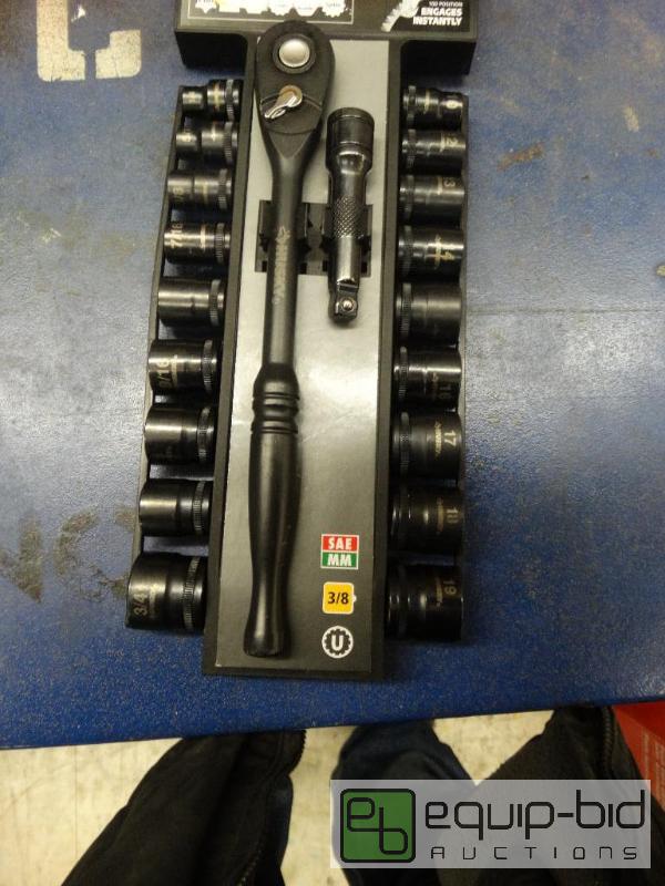 lot 26 image: Husky 20 Pc&nbspRatchet &amp Socket Set....
