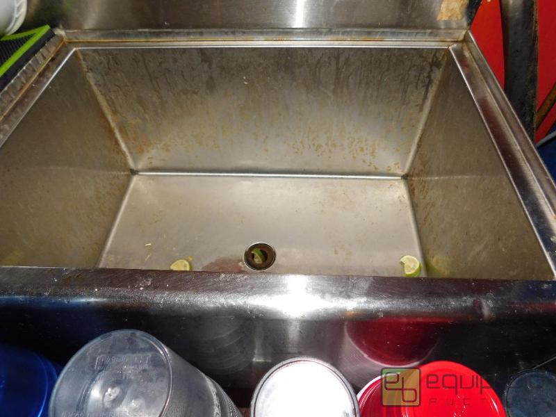 lot 1337 image: Ice Bin With Drain Board
