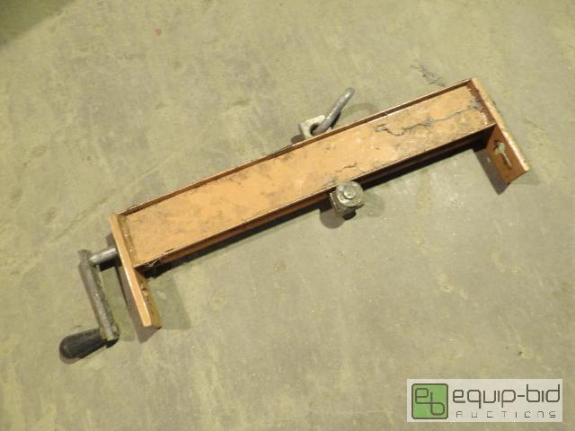 lot 2081 image: Engine Hoist Leveling Attachment