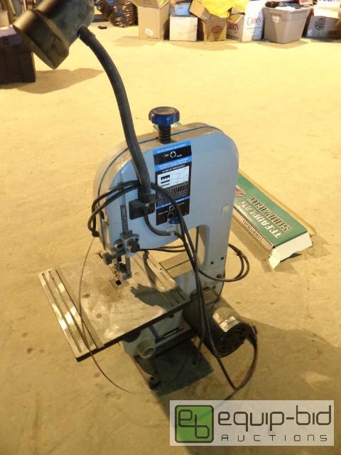 lot 2097 image: DELTA BS100 Shopmaster 9-Inch Bench Top Band Saw