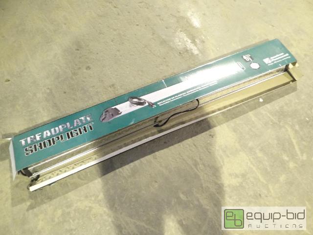 lot 2098 image: Treadplate Shoplight New In Box