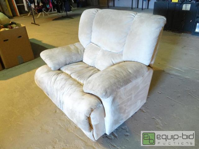 lot 2163 image: Very Large John Size Extra Wide Recliner