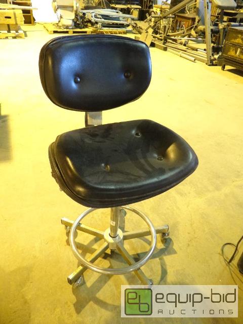lot 2166 image: Vinyl Padded Swiveling Chair